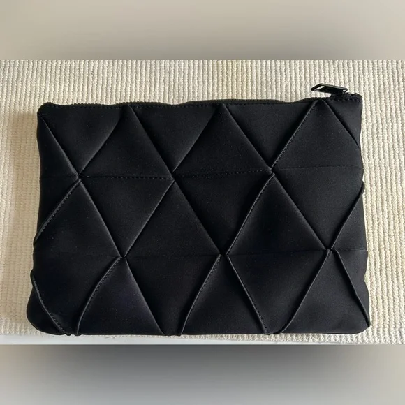 Lululemon Essentials Pouch - Picture 4 of 5